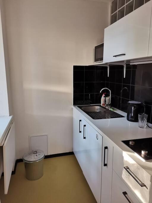 Cozy Studio In The City Centre Near Train Station Братислава Екстериор снимка